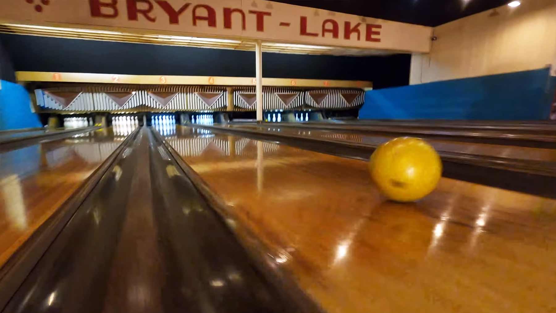 Wahnsinns-Kameradrohnenflug durch eine Bowlingbahn-Anlage pov-kameradrohnenflug-durch-bowling-alley 