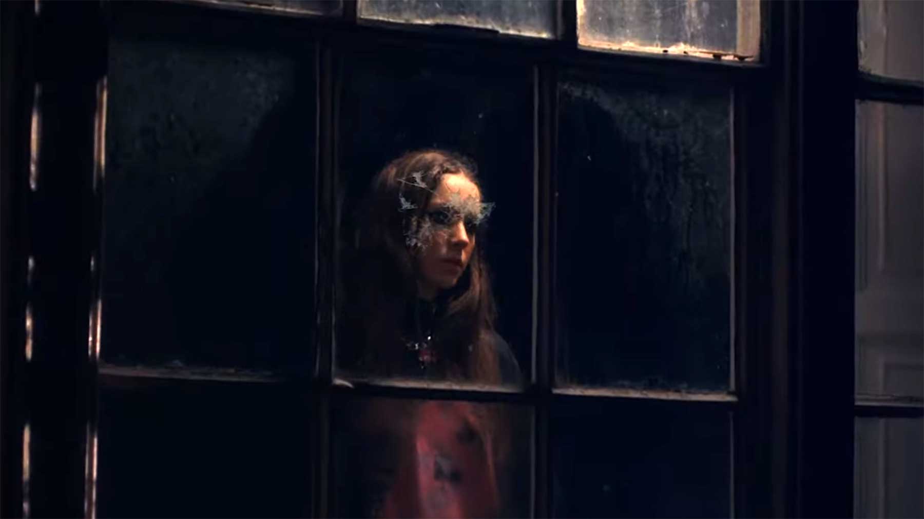 Musikvideo: Holly Humberstone - "Haunted House" Holly-Humberstone_Haunted-House_Musikvideo 