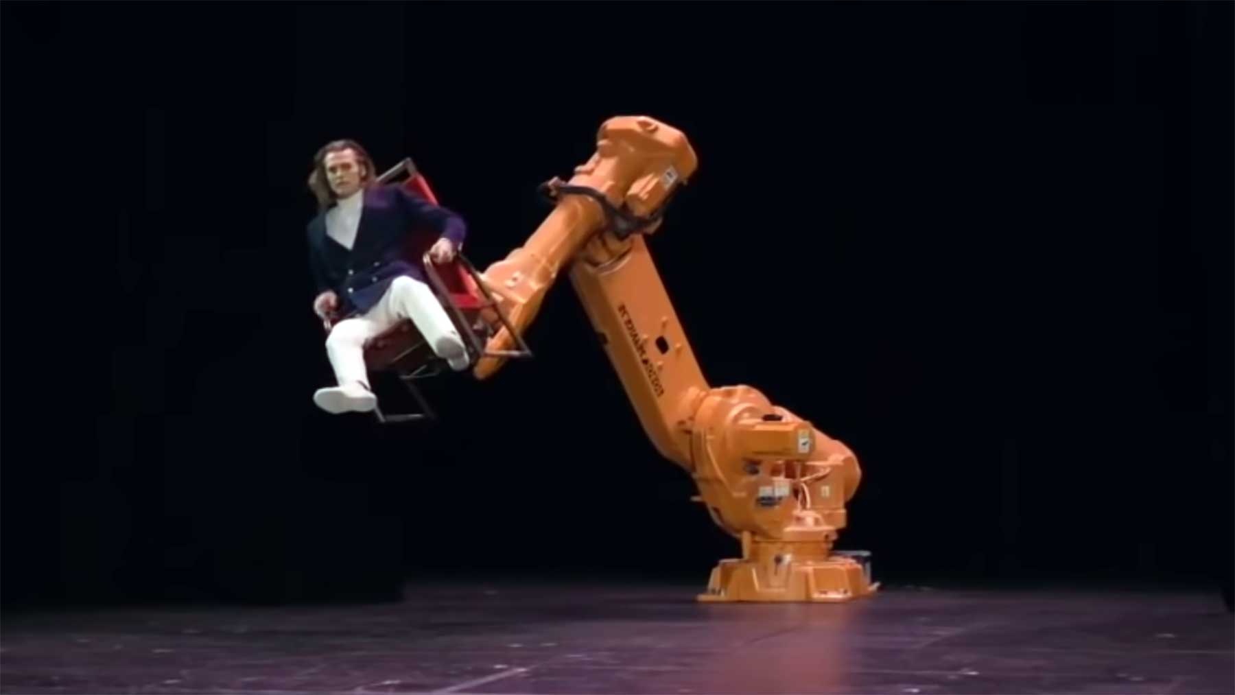 Mann vs. Roboter-Stuhl roboterarm-stuhl-theaterstueck 