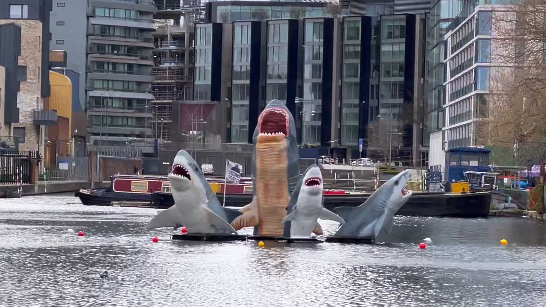 Die skurrile Geschichte um ein Hai-Kunstwerk im Londoner Kanal SHARKS-skulptur-london-geschichte 