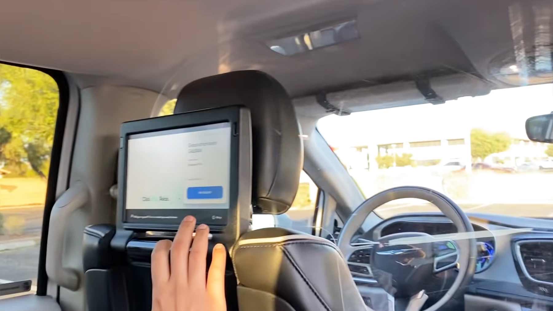 Mitfahrt im autonom fahrenden Taxi mitfahrt-im-autonomen-taxi 