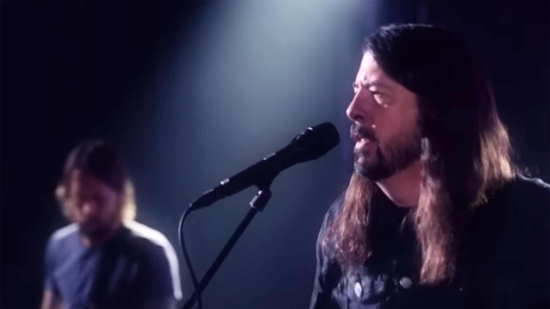 Foo Fighters machen Disco: Dee Gees - "You Should Be Dancing" Dee-Gees-You-Should-be-Dancing-musikvideo-disco-foo-fighters 