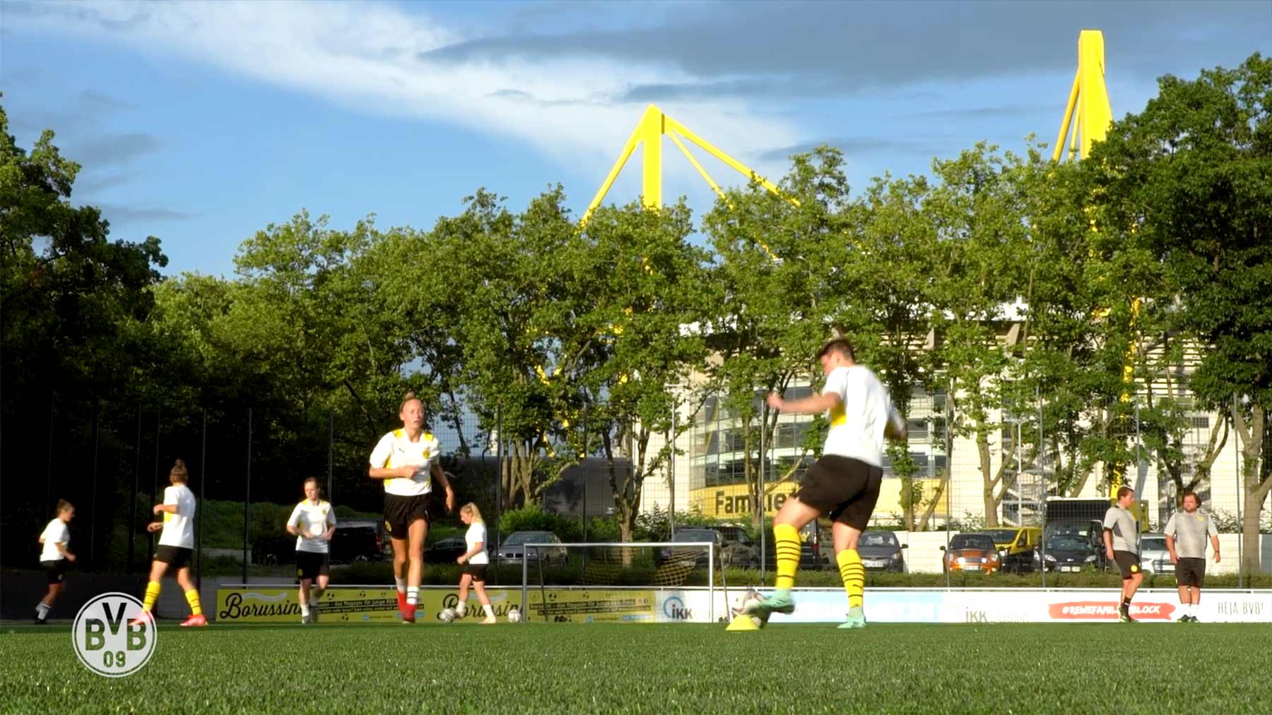 Das erste Training der Frauenmannschaft von Borussia Dortmund erste-training-frauenteam-bvb 