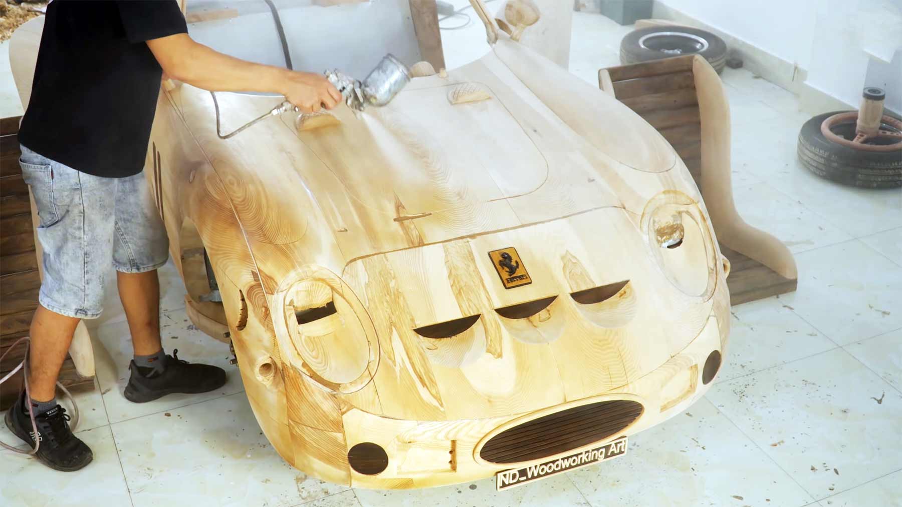 Ferrari aus Holz nachgebaut