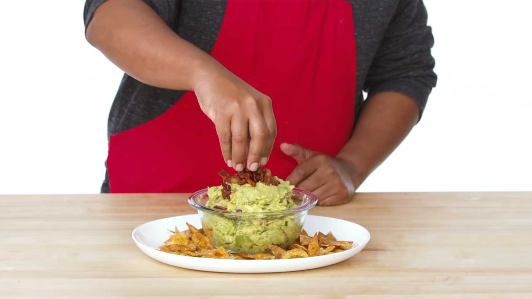 Köche unterschiedlicher Fähigkeitsstufen machen Chips & Guacamole Chips-und-Quacamole 