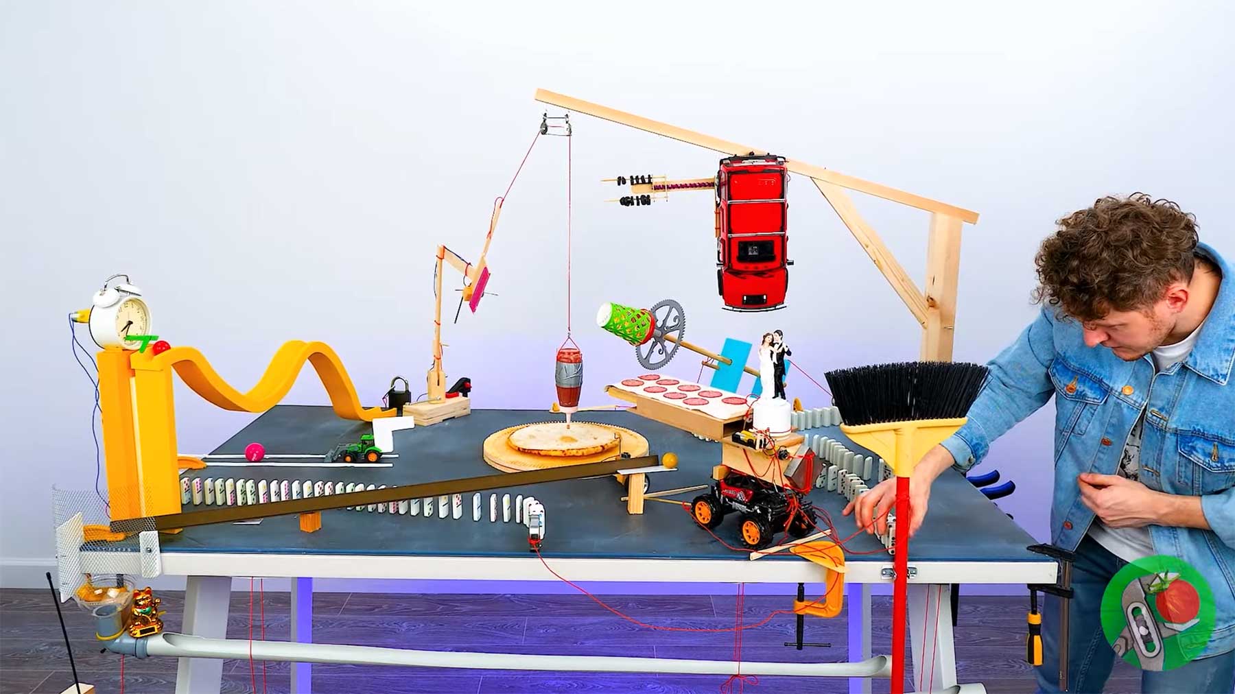 Rube Goldberg Pizza Machine pizza-mittels-kettenreaktion-belegen 