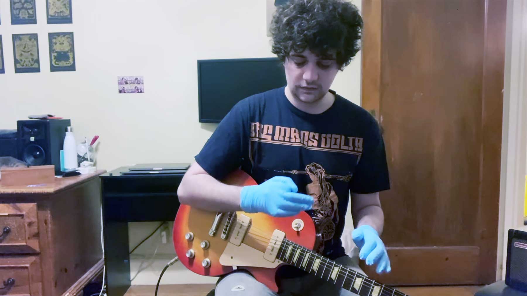 Gitarrist testet, mit wie vielen Handschuhen er noch Metallica spielen kann