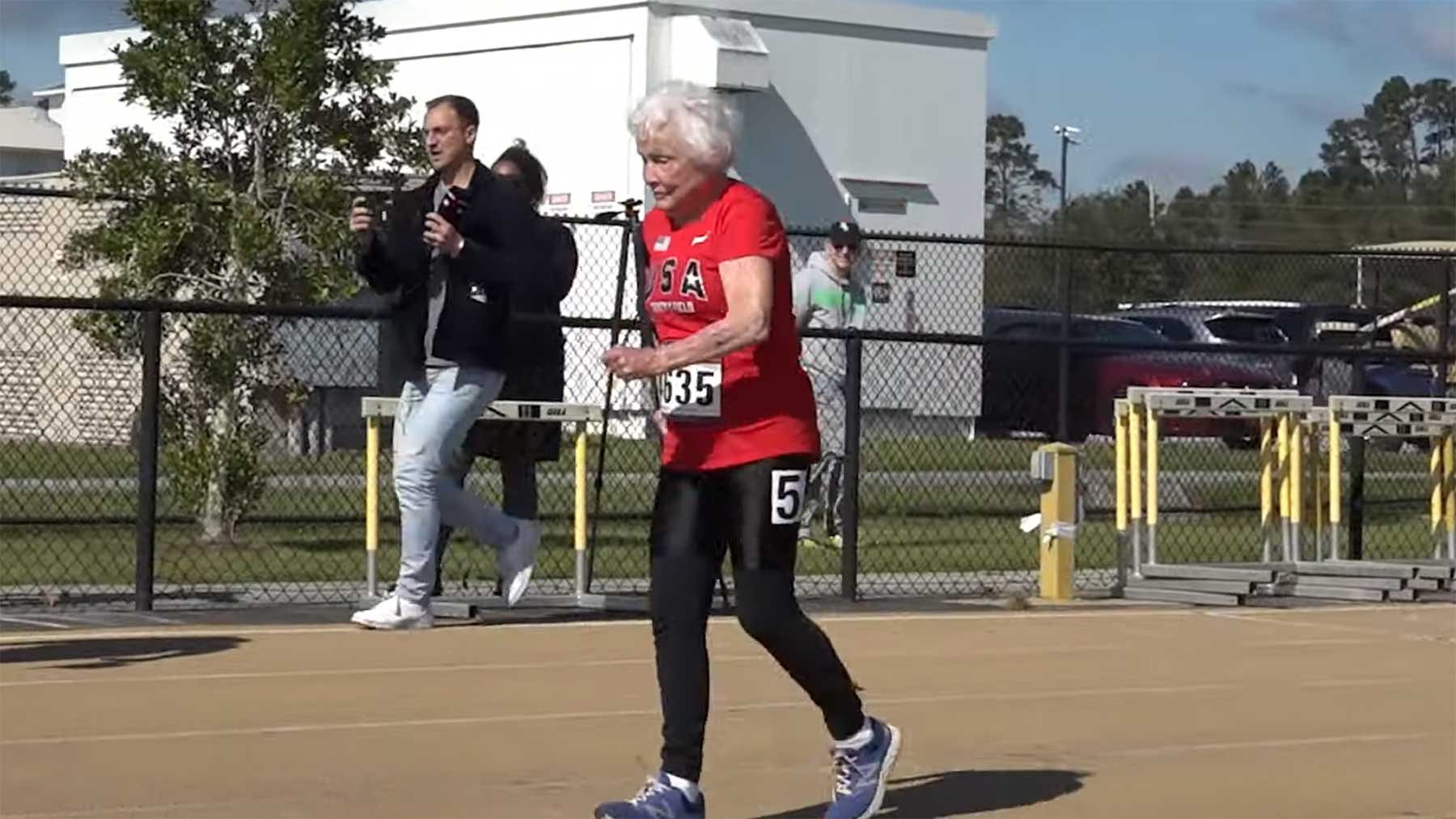 105-Jährige stellt Weltrekord im 100-Meter-Lauf auf 105-jaehrige-Julia-Hurricane-Hawkins-100-meter-sprint-weltrekord 
