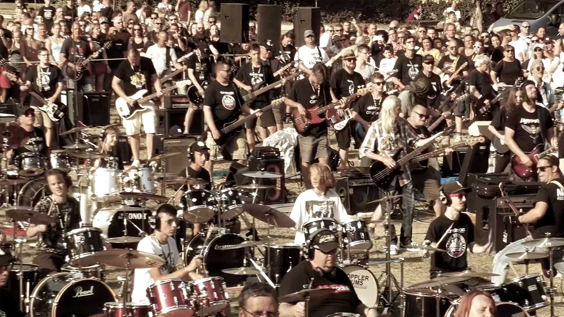 400 Musiker:innen spielen gemeinsam Linkin Parks "New Divide" 400-musikerinnen-spielen-linkin-park 