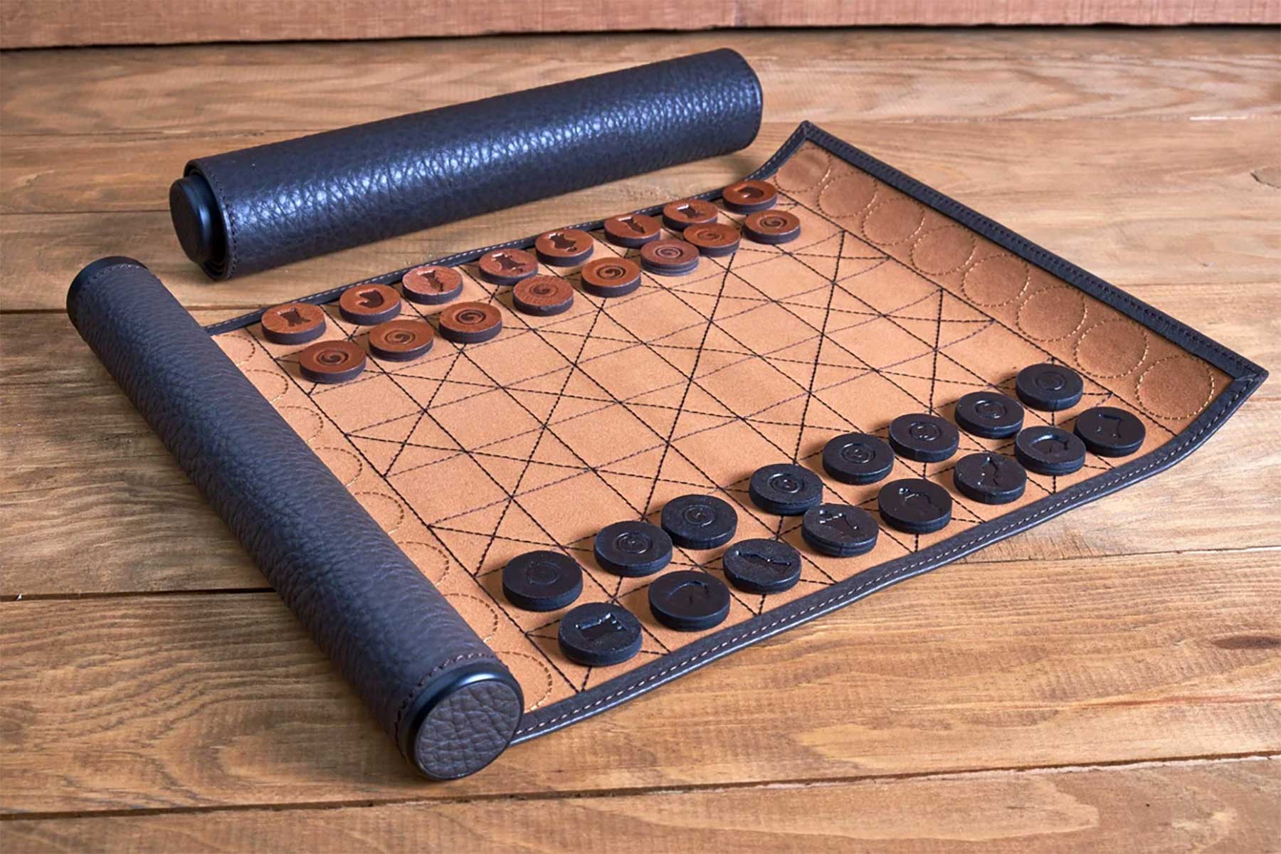 Rollbares Schachbrett-Design aus Leder