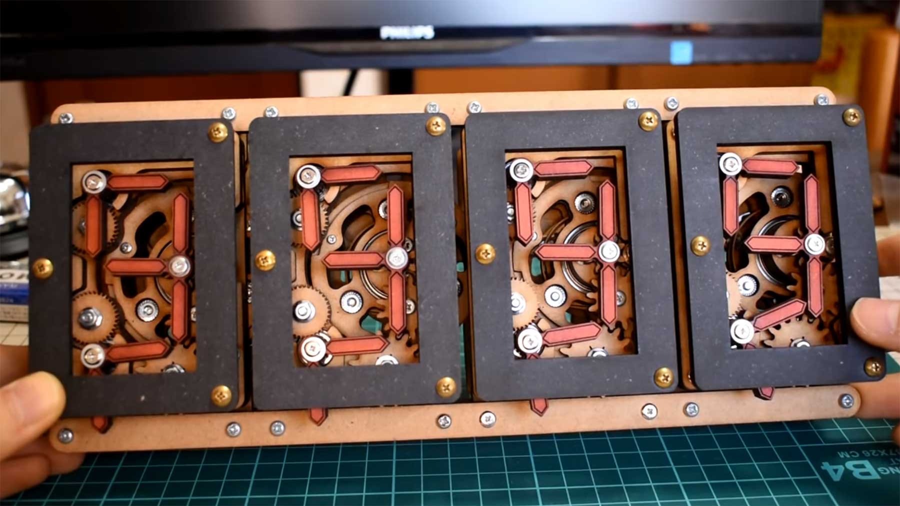 Mechanisches Zahlendisplay aus Holz gebaut