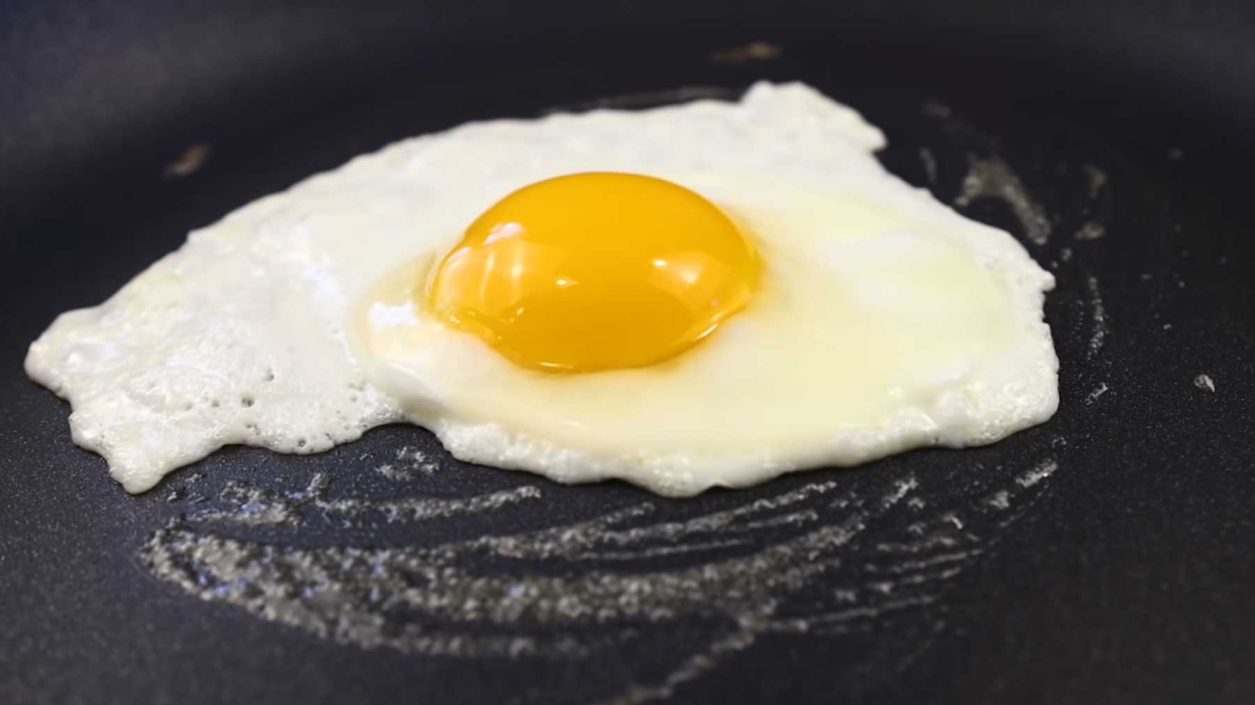 Wie man am besten diverse Spiegeleier-Varianten, Rührei und Omelette macht Eier-kochen-ratgeber-video 