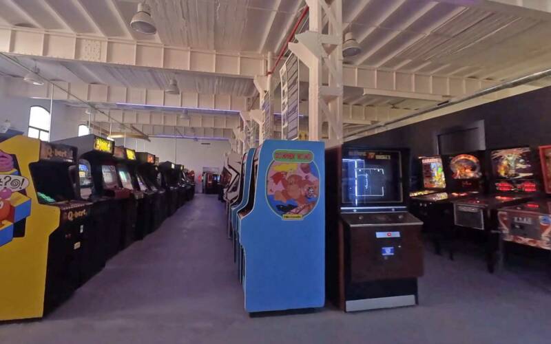 Kameradrohnenflug durch ein Arcade-Spieleautomaten-Museum