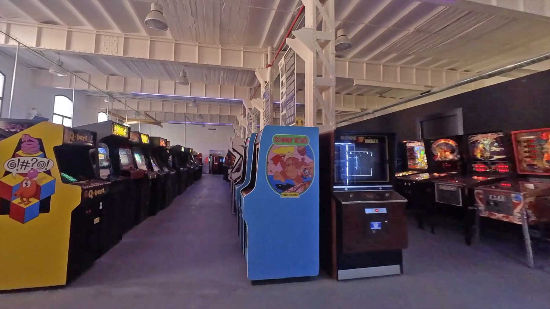 Kameradrohnenflug durch ein Arcade-Spieleautomaten-Museum