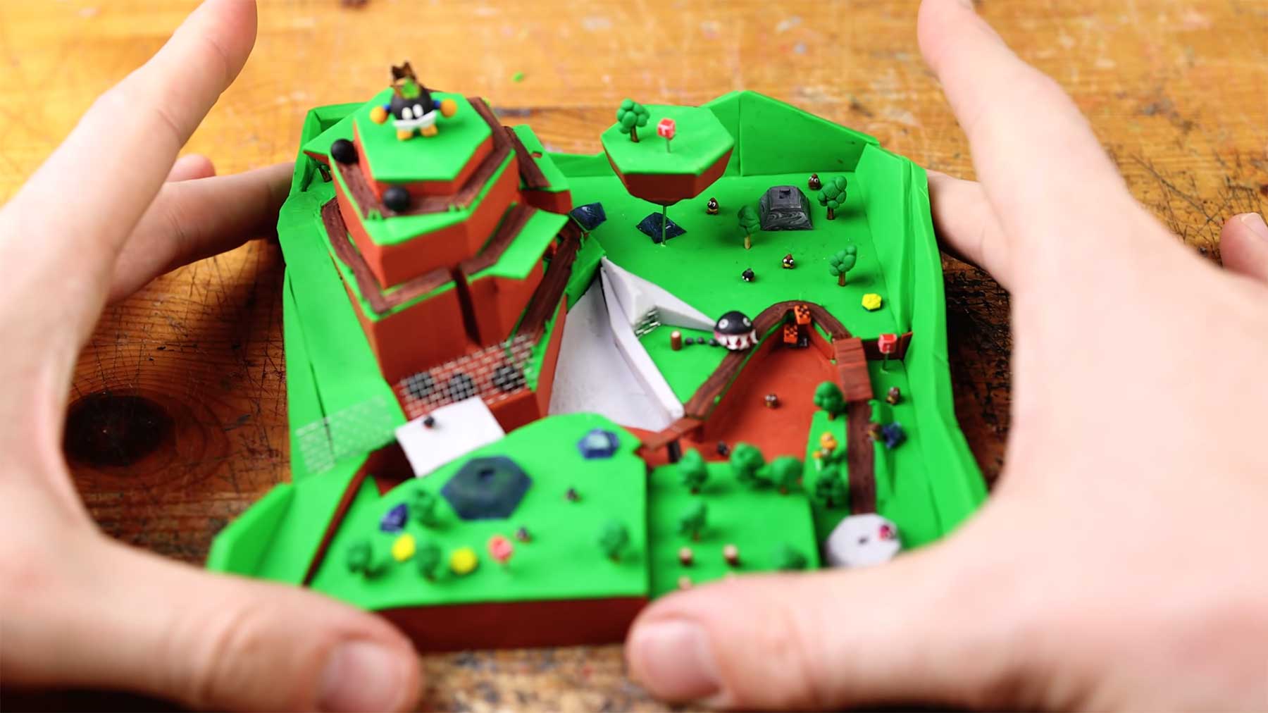 Miniatur-Modell des „Super Mario 64“-Levels „Bob-Omb Battlefield“