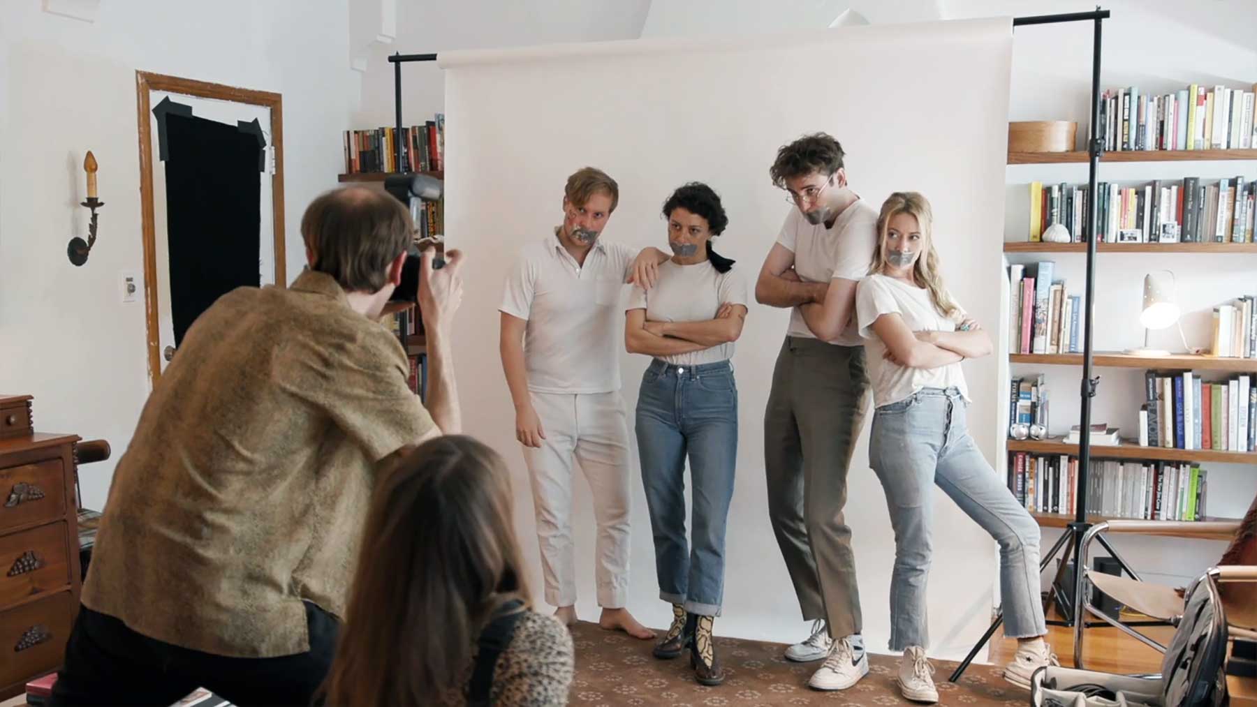 Kurzfilm: „NOH8 Photo Shoot with the Cast of Search Party“