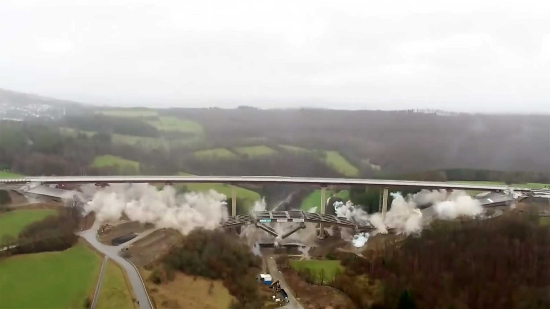 Videoaufnahmen der Talbrücke-Rinsdorf-Sprengung