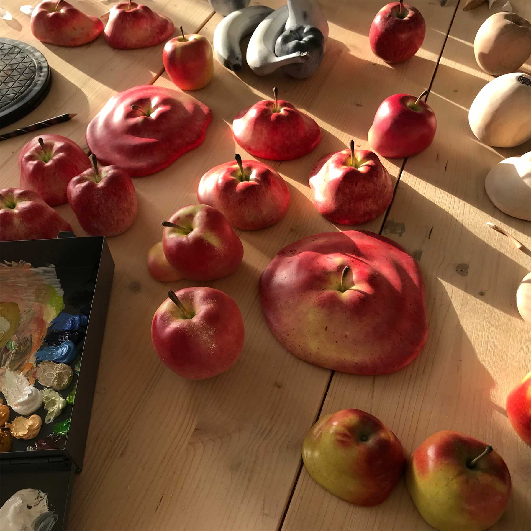 Zerfließende Apfel-Skulpturen aus Holz