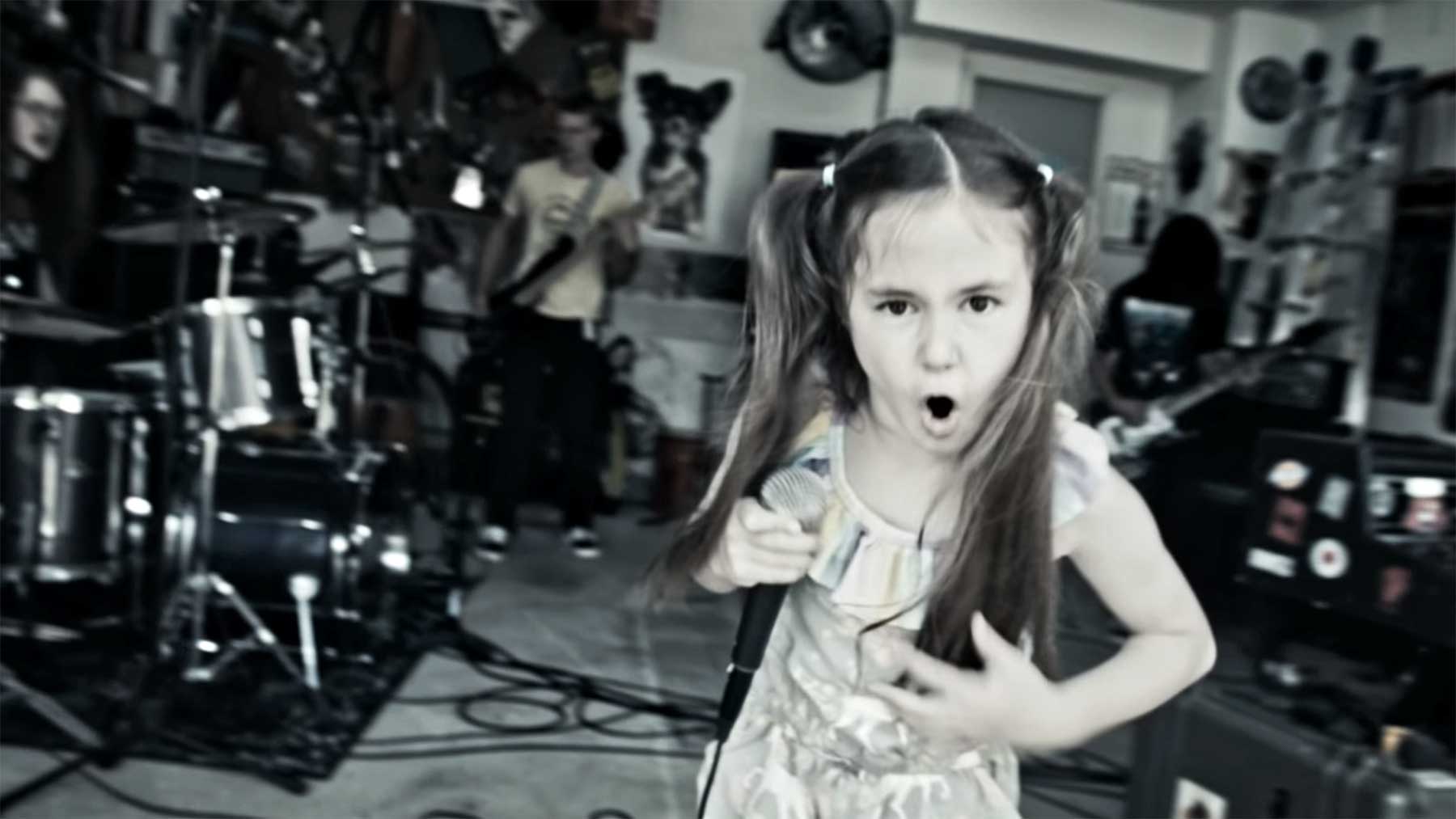 8-jähriges Mädchen rockt die Vocals zu „Freak on a Leash“ von KoRn