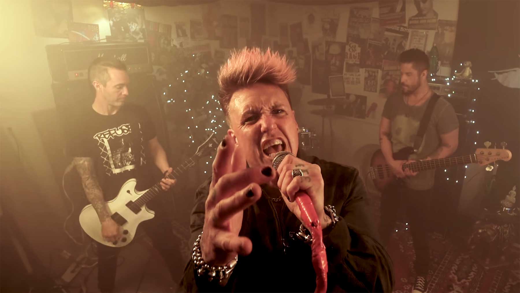 Musikvideo: Papa Roach - "Cut The Line" Papa-Roach-Cut-The-Line-Musikvideo 