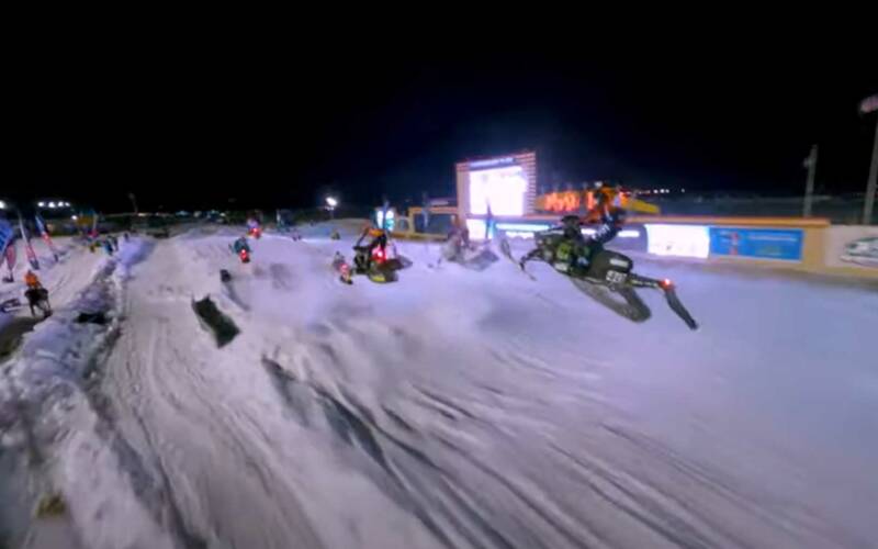 Schneemobil-Rennen mit der Kameradrohne verfolgt
