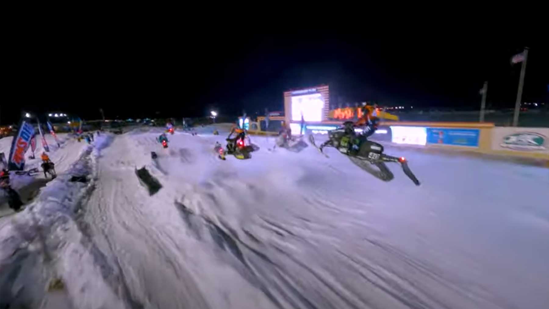 Schneemobil-Rennen mit der Kameradrohne verfolgt Schneemobilrennen-kameradrohne 