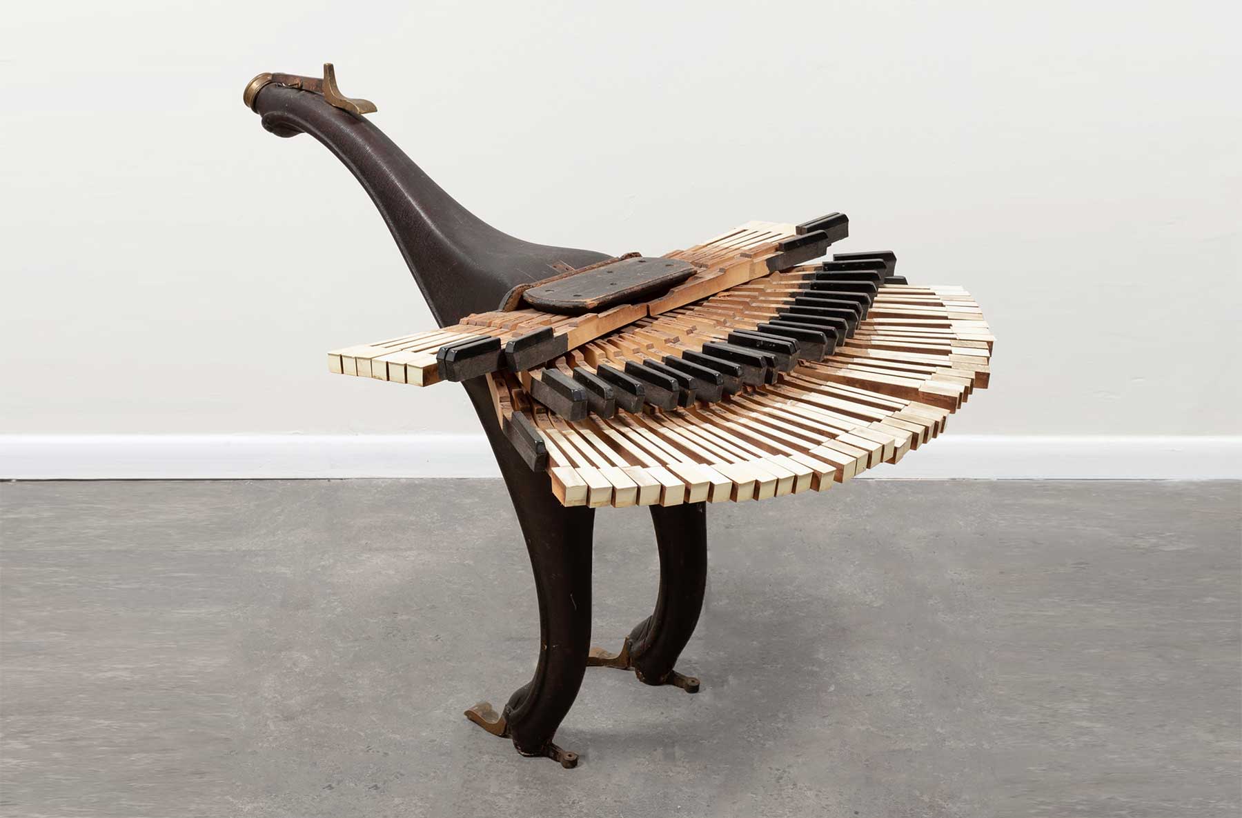 Willie Cole erstellt Skulpturen aus Instrumenten & anderen Gegenständen Willie-Cole-skulpturen 
