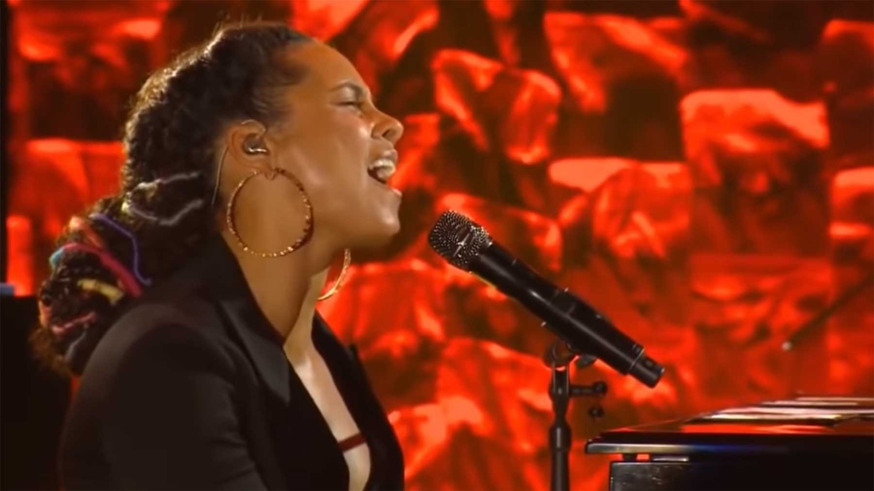 Alicia Keys covert Jay-Z-Songs am Klavier alicia-keys-covert-jay-z-songs-am-klavier 