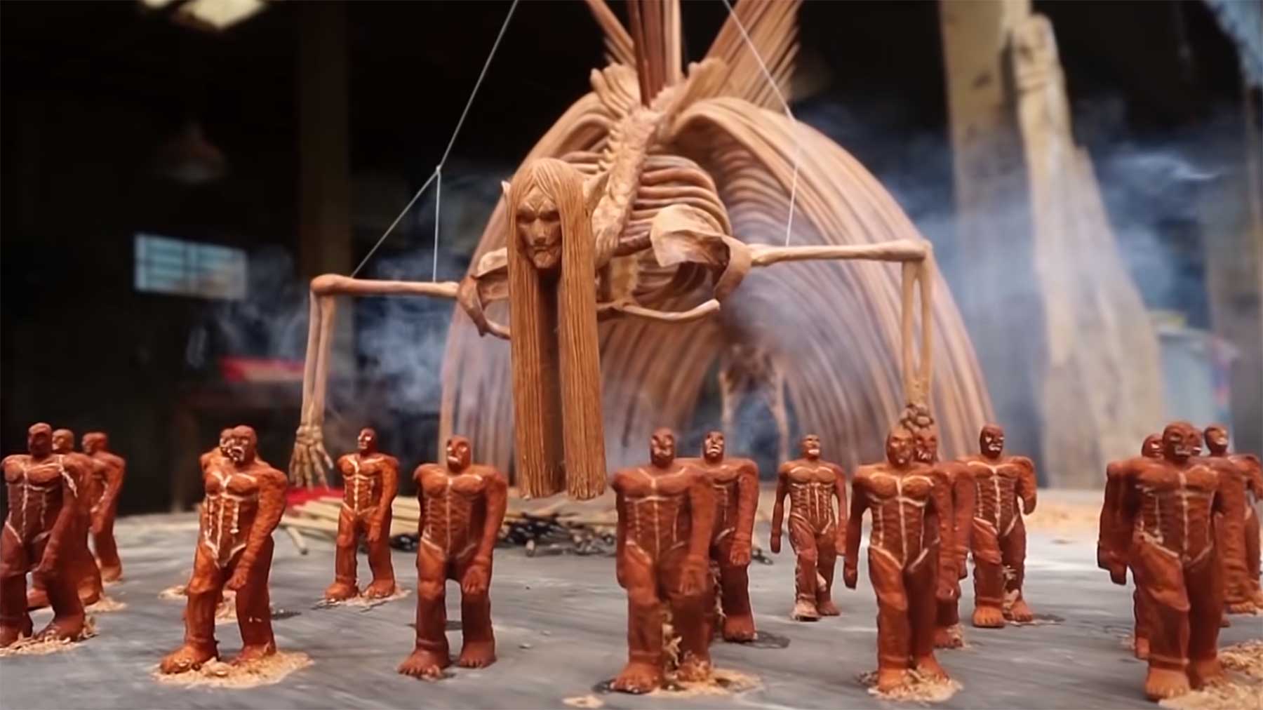 Entstehung einer „Attack on Titan“-Holzskulptur