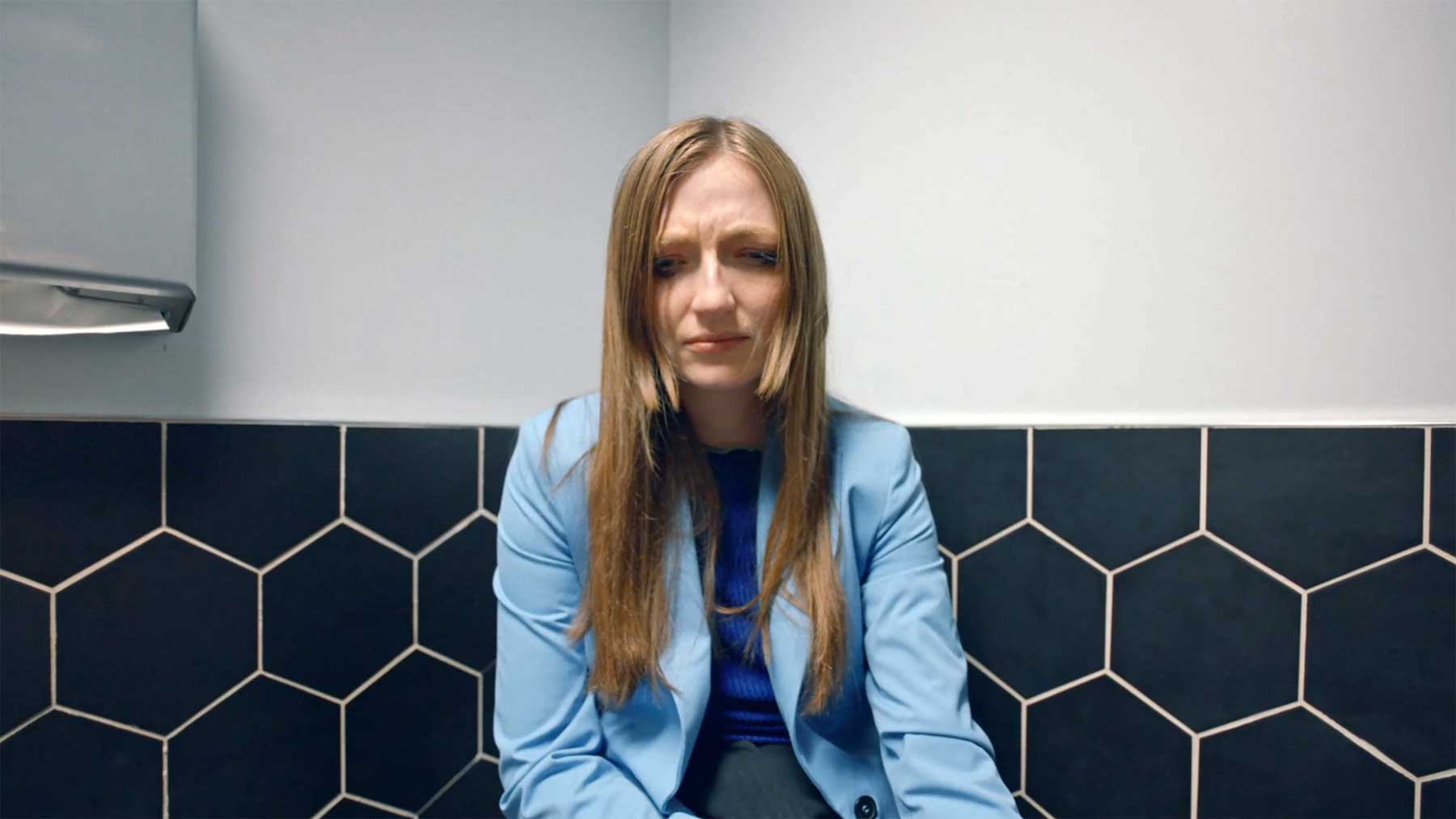Wertvolle private Minuten auf der Büro-Toilette Kurzfilm-bathroom-time 