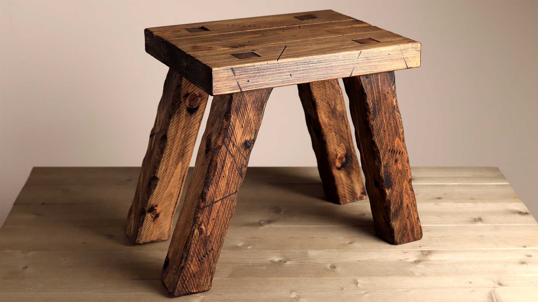 Stopmotion-Fertigung eines kleinen Holz-Tischchens