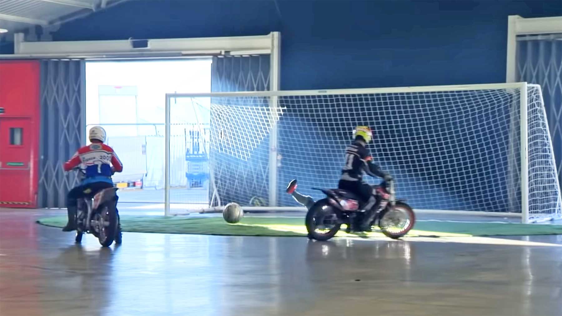 "Motoball" ist Fußball mit Motorrädern motoball-fusball-mit-motorrad 