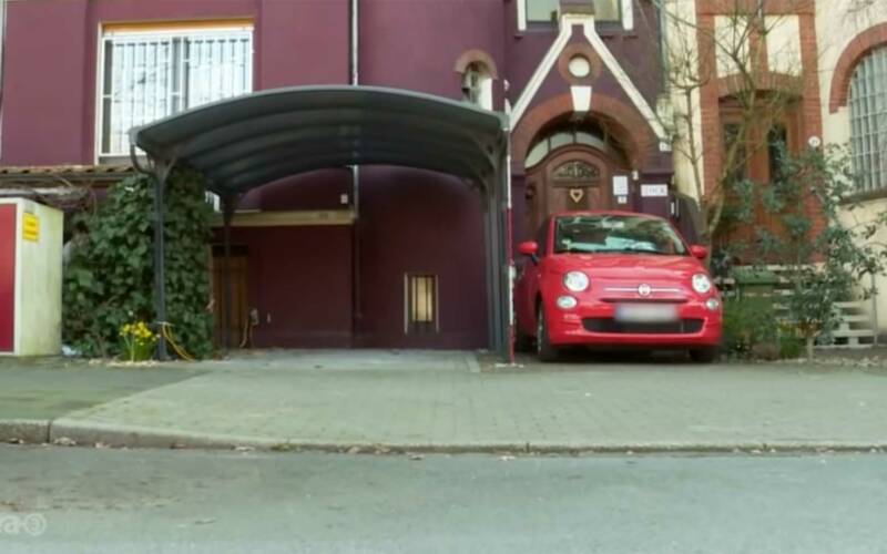 Realer Irrsinn: Kein Auto darf unter diesem Carport parken