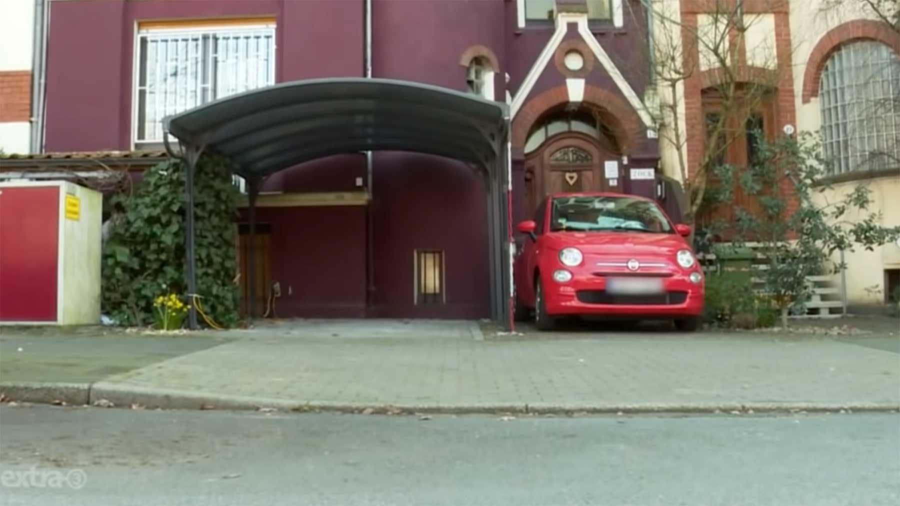 Realer Irrsinn: Kein Auto darf unter diesem Carport parken