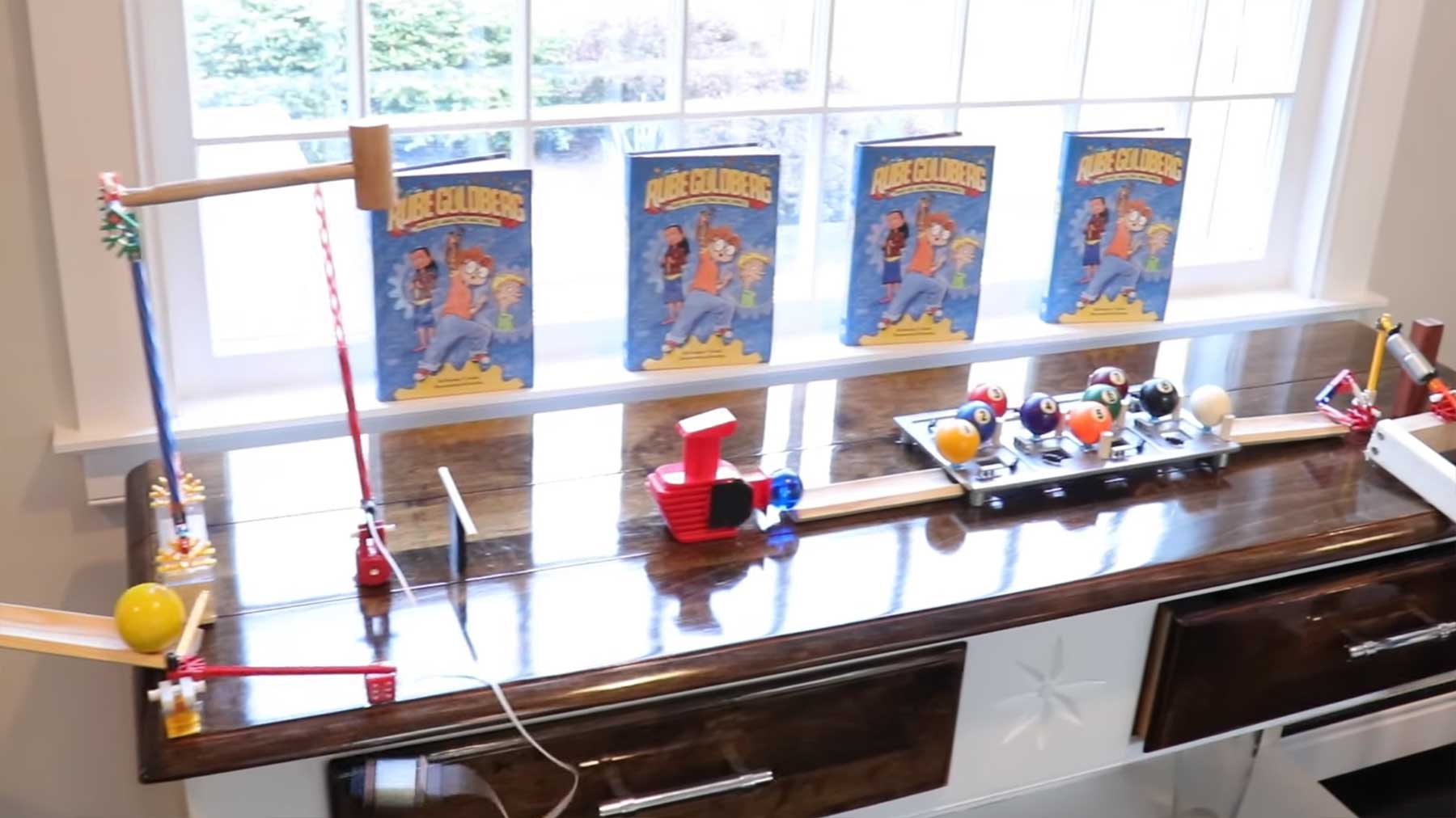 Rube Goldberg Machine, um ein Buch zu öffnen rube-goldberg-machine-buch-aufmachen 