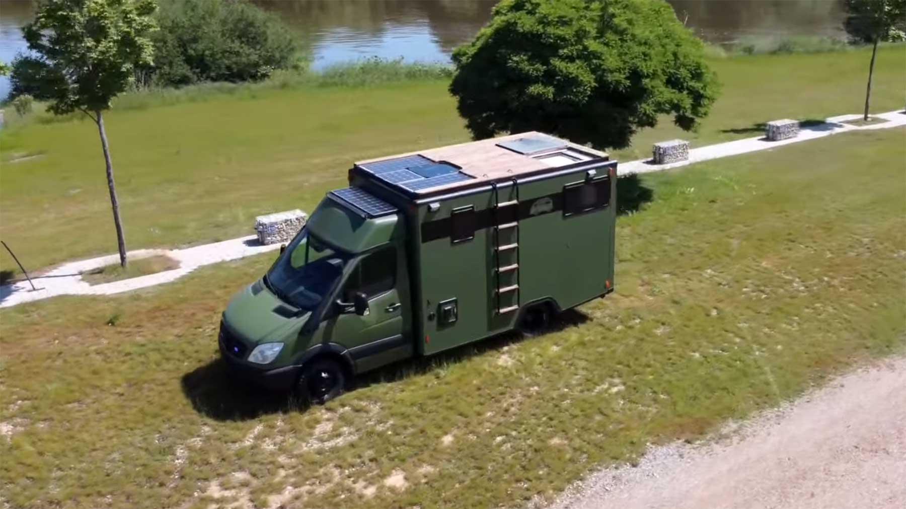 Alten Krankenwagen zum Campingbus umgebaut