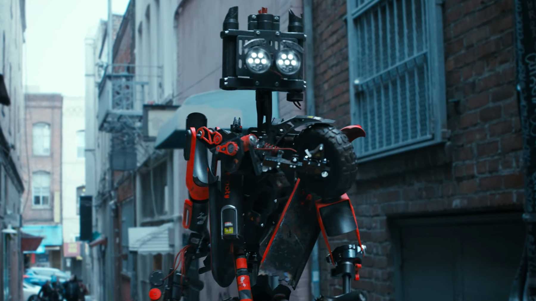 Ein aus E-Scootern bestehender Roboter