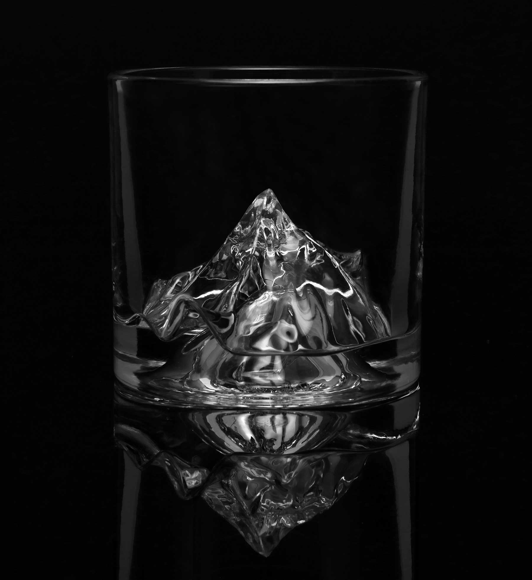 "The Peaks" sind Whiskey-Gläser mit Berggipfeln The-Peaks-Whiskey-glaeser-berggipfel-design_02 