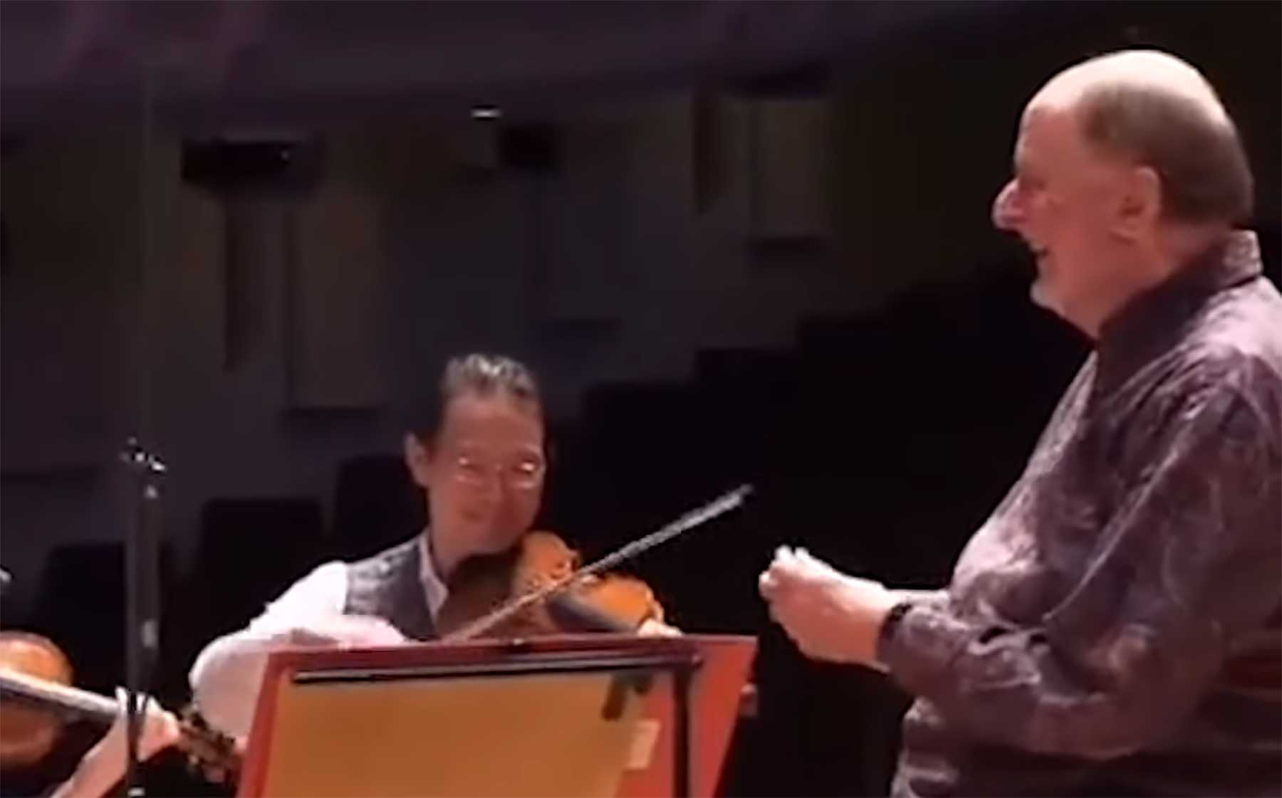 Orchester überraschen Dirigenten zum Geburtstag