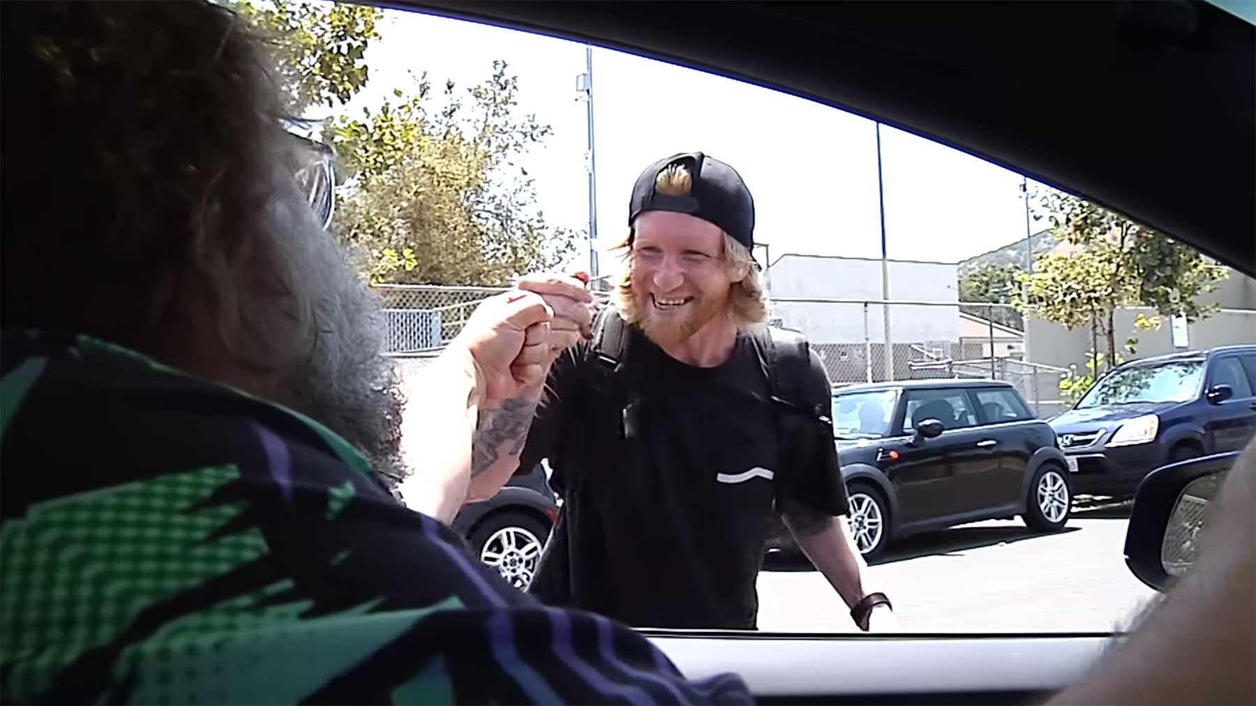 Jack Black fordert Skateboarder aus dem Auto heraus zum Kickflip auf