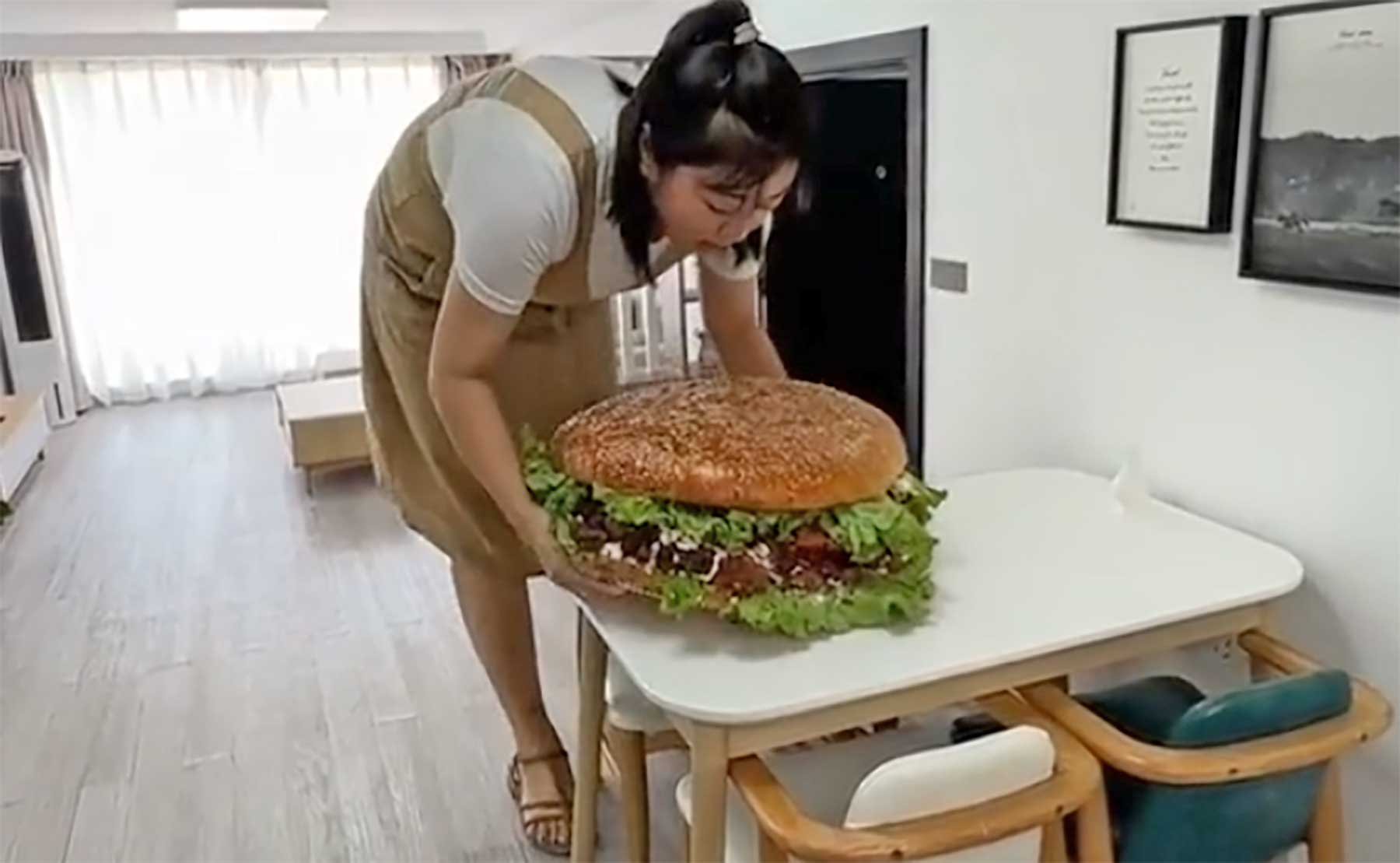 Riesen-Burger in Mini-Wohnung riesenburger-in-miniwohnung 