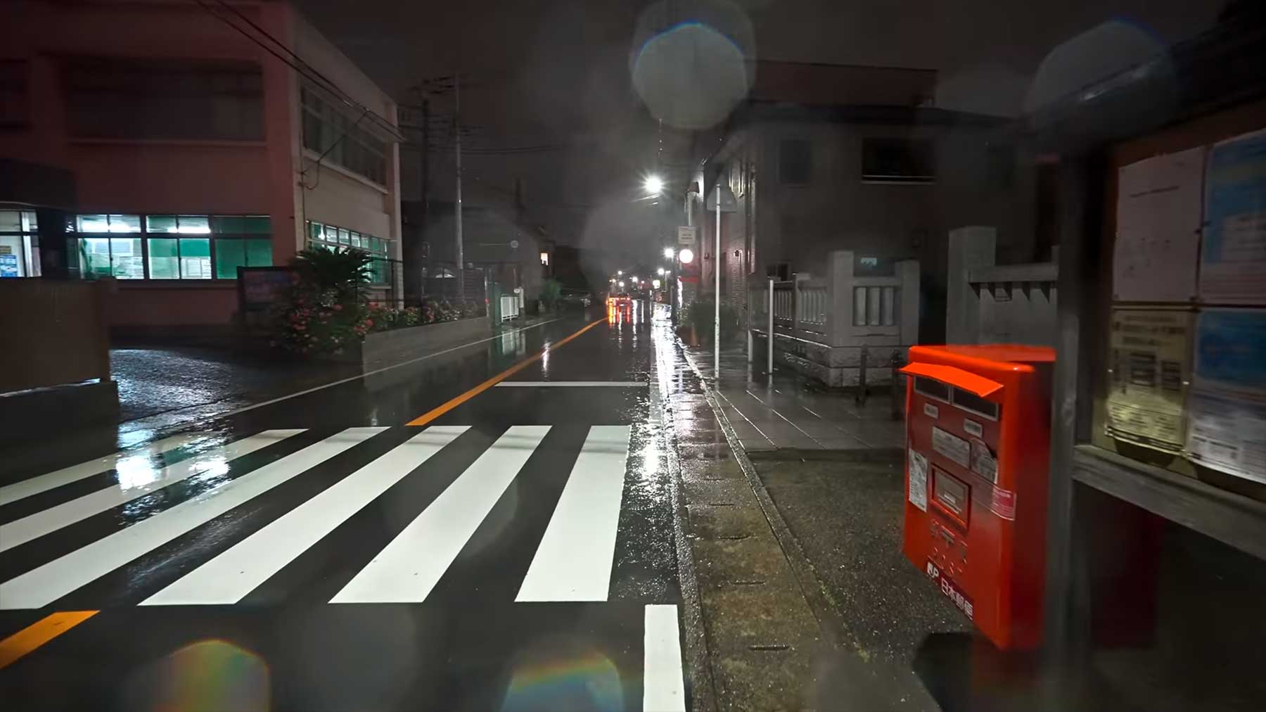 Video-Spaziergang durch Japans verregnete Nacht