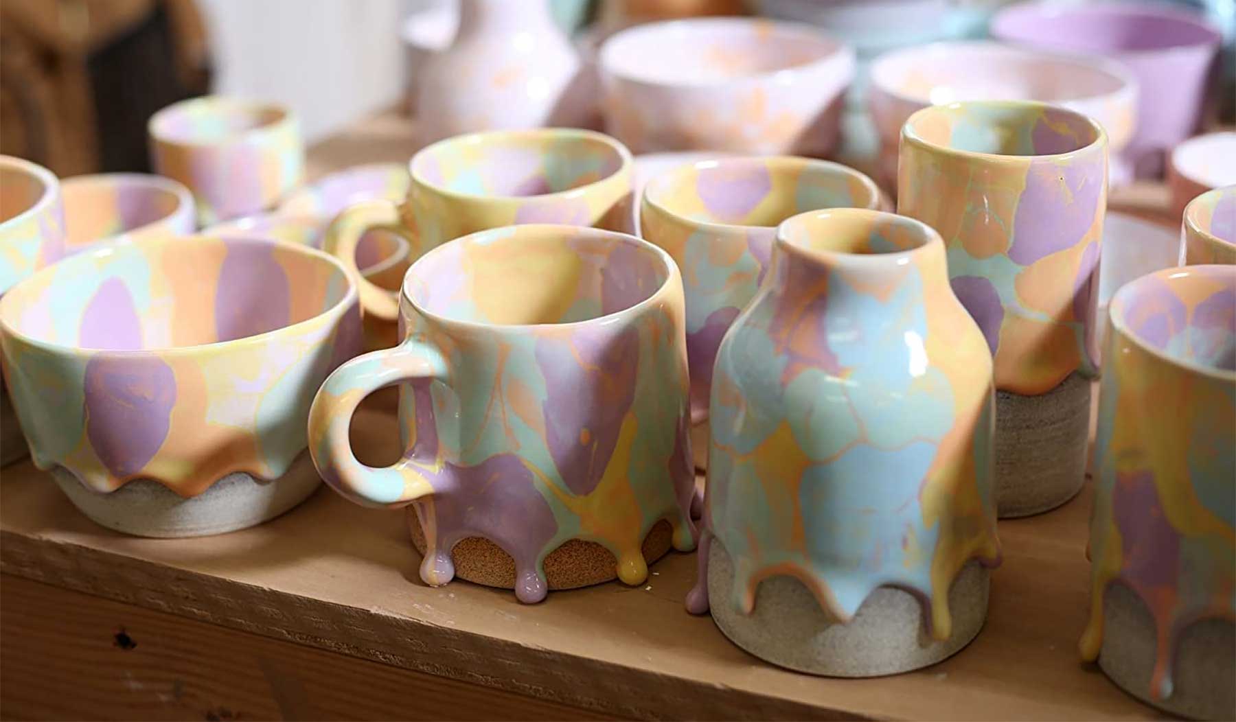 Tassen & Gefäße mit herunter rinnender Farbe Brian-Giniewski-farbtropfentassen-drippy-pots-01 