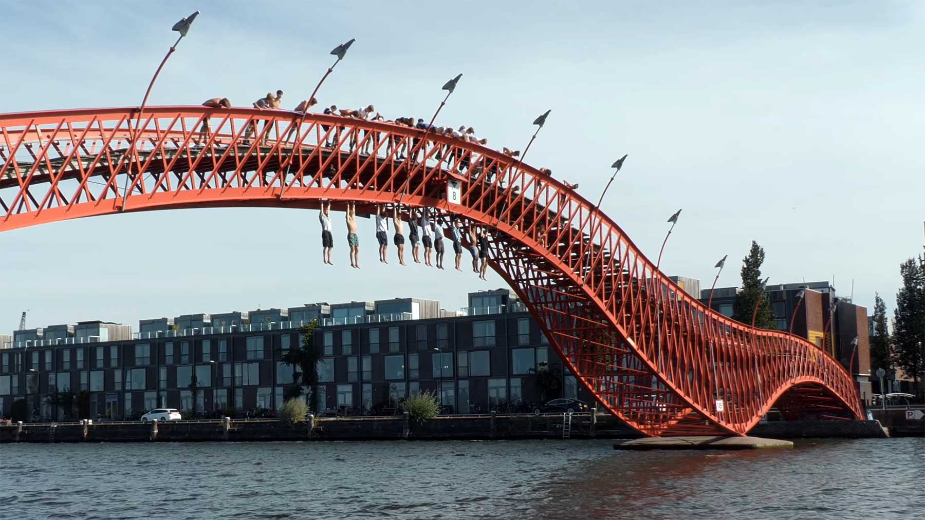 Wer kann am längsten an der Brücke hängen bleiben? brueckenhaeng-challenge-storror-parkour-crew 