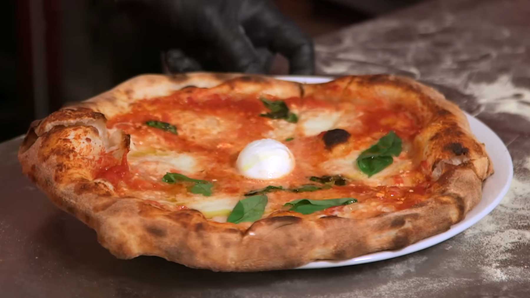 Weltmeister zeigt, wie man richtig gute Pizza selbst machen kann