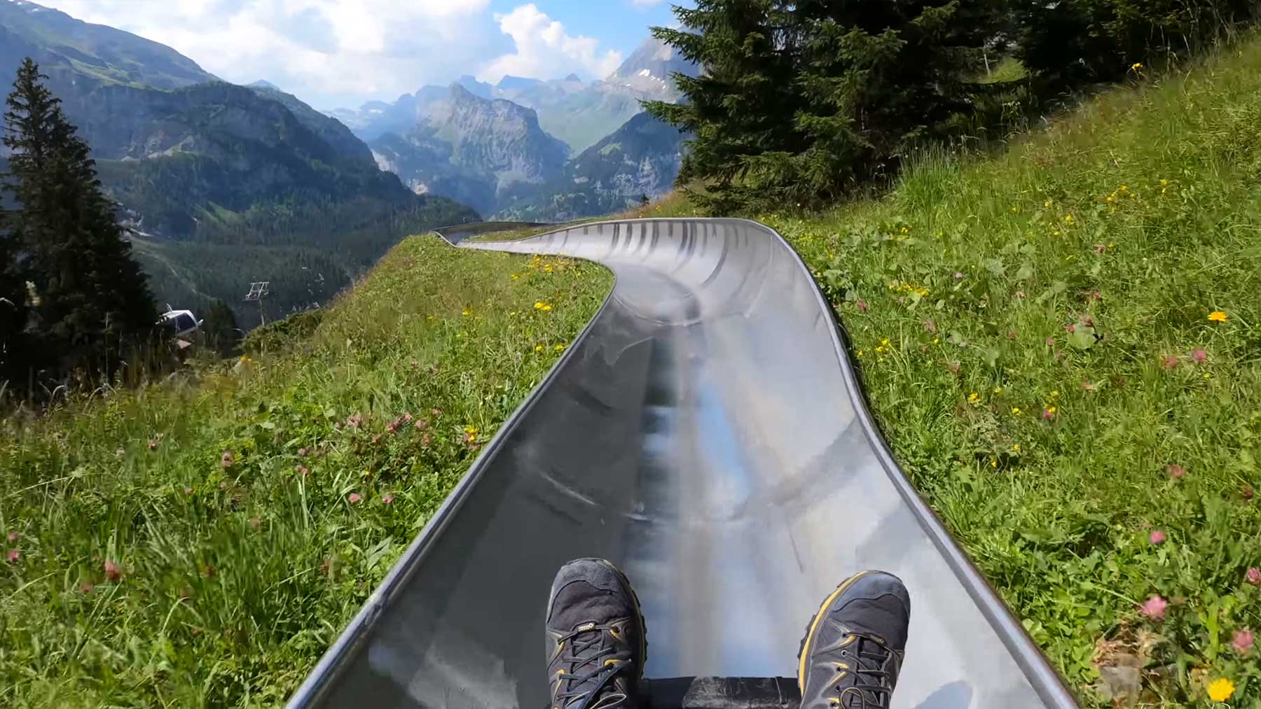 Sommerrodelbahn-Fahrt durch Schweizer Berge