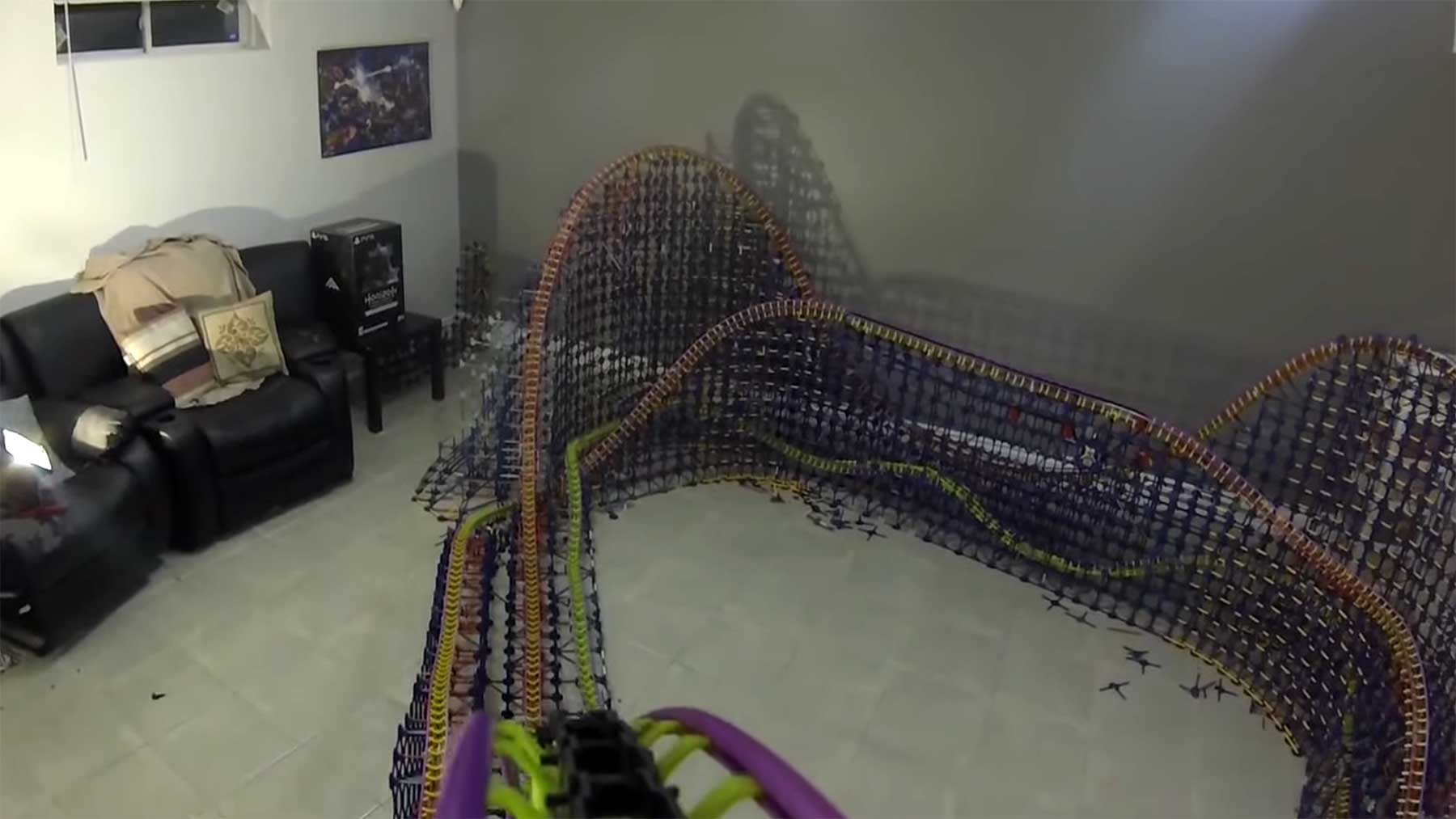 POV-Mitfahrt auf einer K'nex-Achterbahn knex-achterbahn-pov-fahrt 