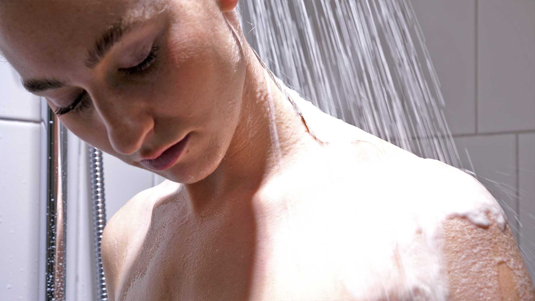 Shampoo beim Duschen direkt über die Brause ins Wasser geben showerspaah-shampoo-direkt-aus-brause-beim-duschen 