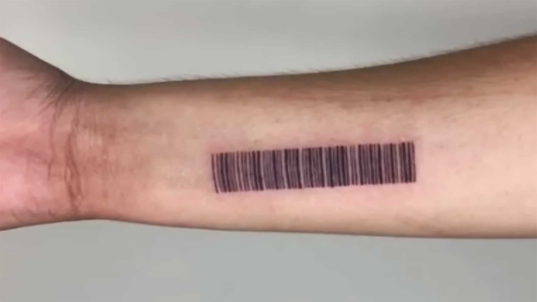 Barcode tätowiert, um damit bezahlen zu können Barcode-tattoo-einkaufen-bezahlen 