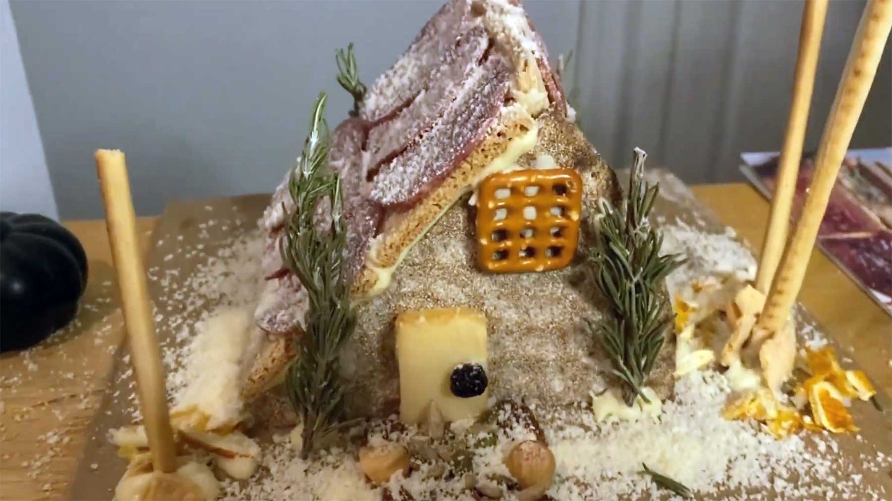 Lebkuchen-Häuser aus Wurst, Käse & Brot: „Charcuterie Chalets“